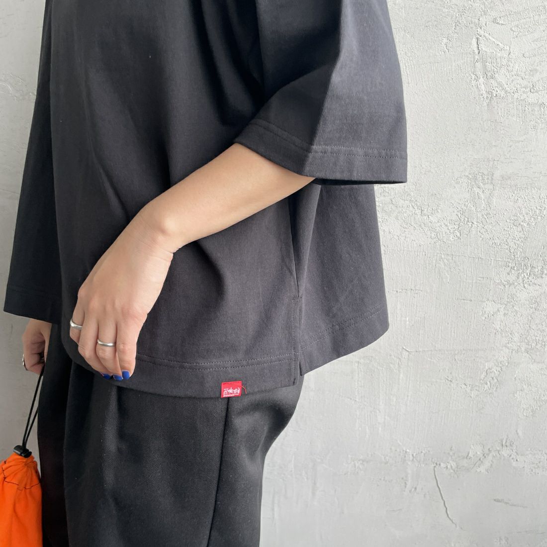 MANHATTAN PORTAGE [マンハッタンポーテージ] 別注 バックアーチロゴプリントTシャツ [24SSMP-INL012-JF]BLACK&&モデル身長：156cm　着用サイズ：F&&