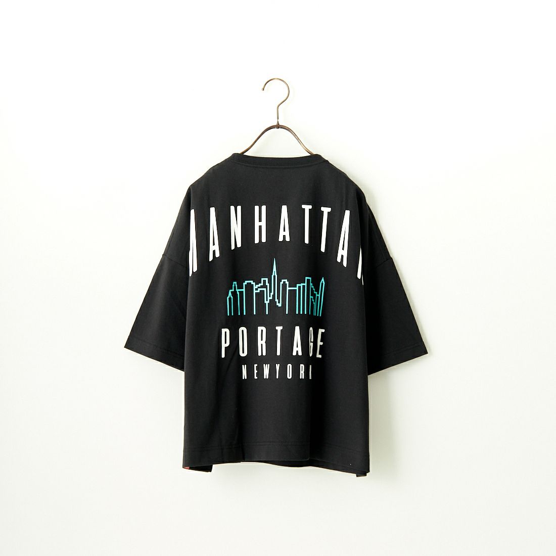 MANHATTAN PORTAGE [マンハッタンポーテージ] 別注 バックアーチロゴプリントTシャツ [24SSMP-INL012-JF]BLACK