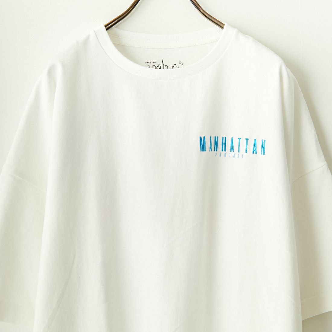 MANHATTAN PORTAGE [マンハッタンポーテージ] 別注 バックアーチロゴプリントTシャツ [24SSMP-INL012-JF]WHITE