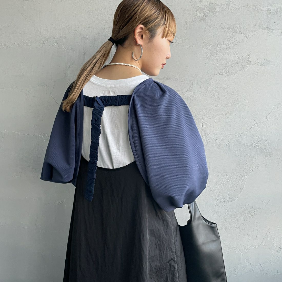 By/m [バイエム] ギャザーベルト付きカットボレロ [23142064] 12 D.BLUE &&モデル身長：156cm 着用サイズ：F&&