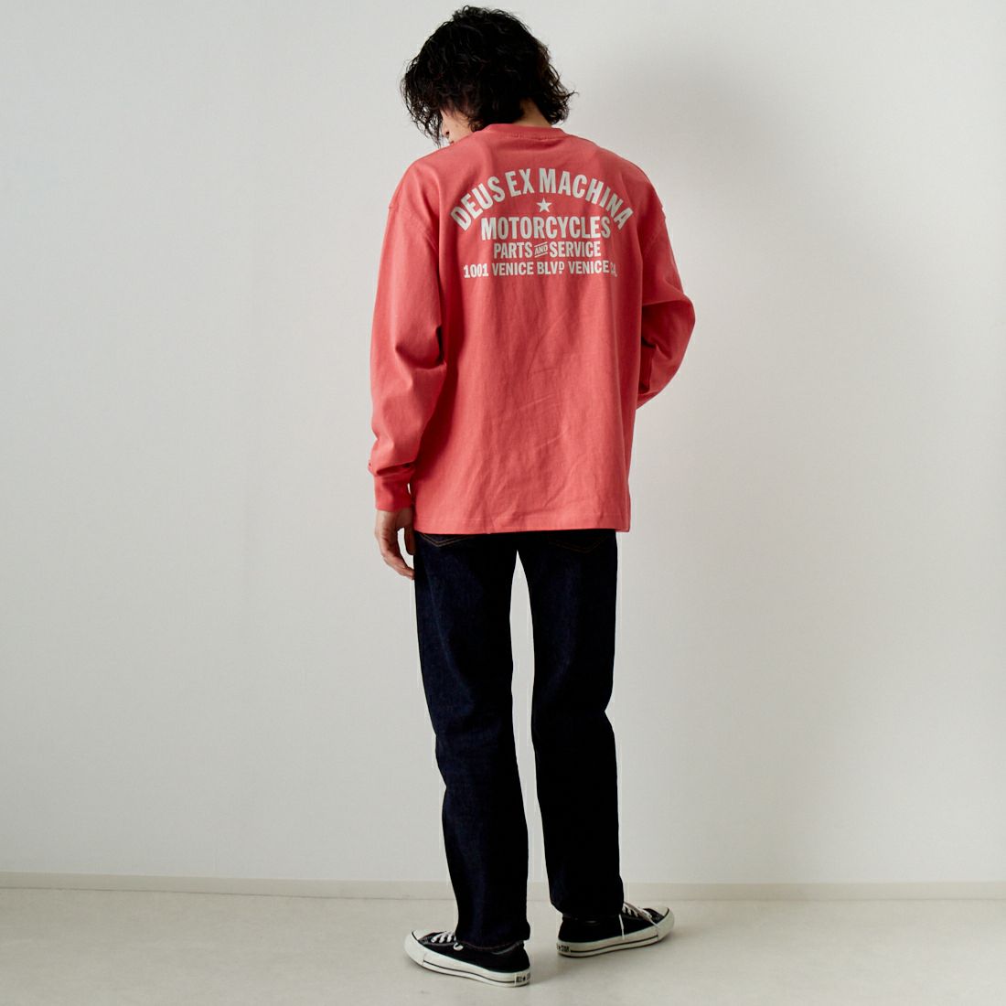 DEUS EX MACHINA [デウス エクス マキナ] VENICE ロングスリーブTシャツ [DMW231931] RED ROSE &&モデル身長：182cm 着用サイズ：M&&