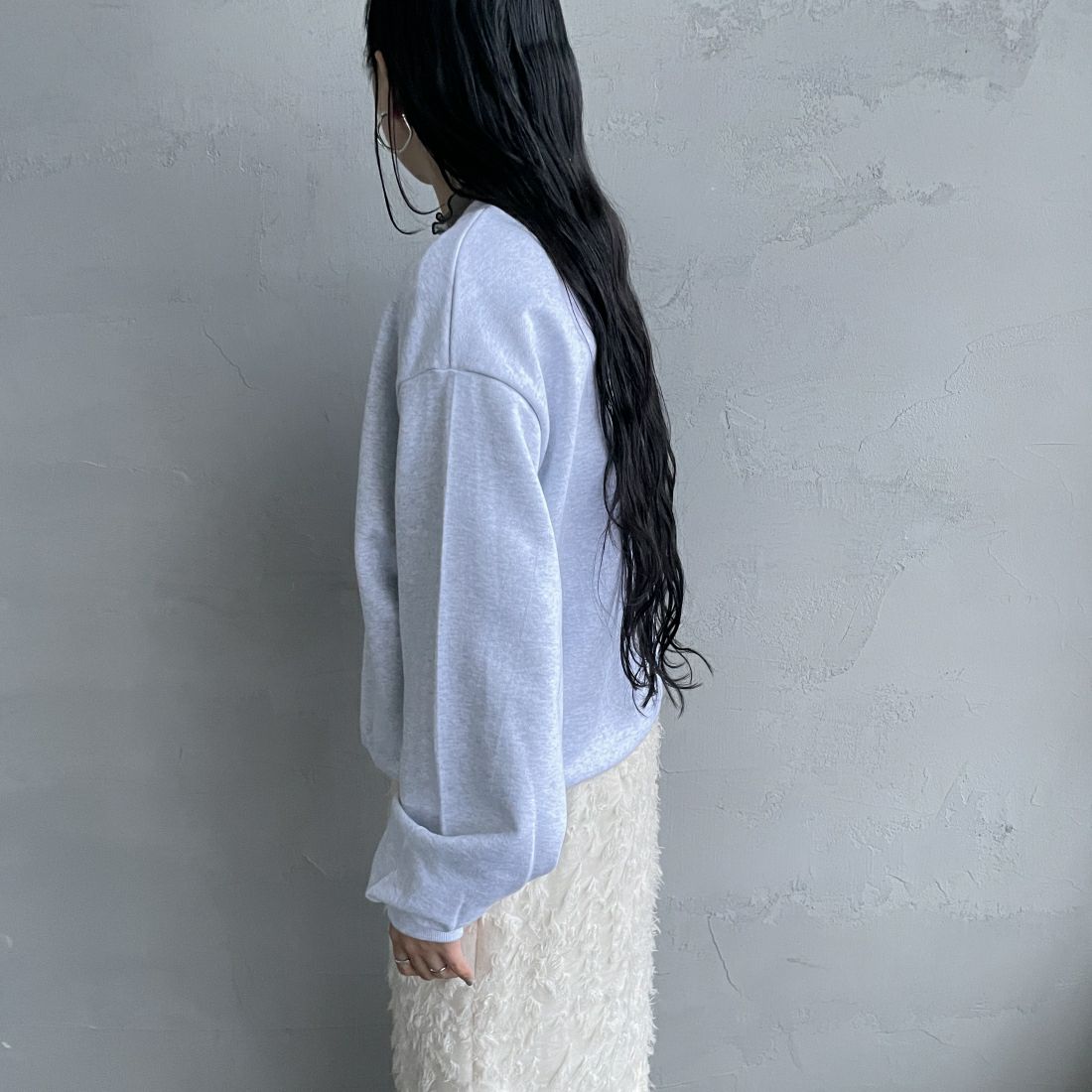 CHIGNON [シニヨン] アーチロゴスウェット [8736-626KO] L/GRAY &&モデル身長：156cm 着用サイズ：F&&