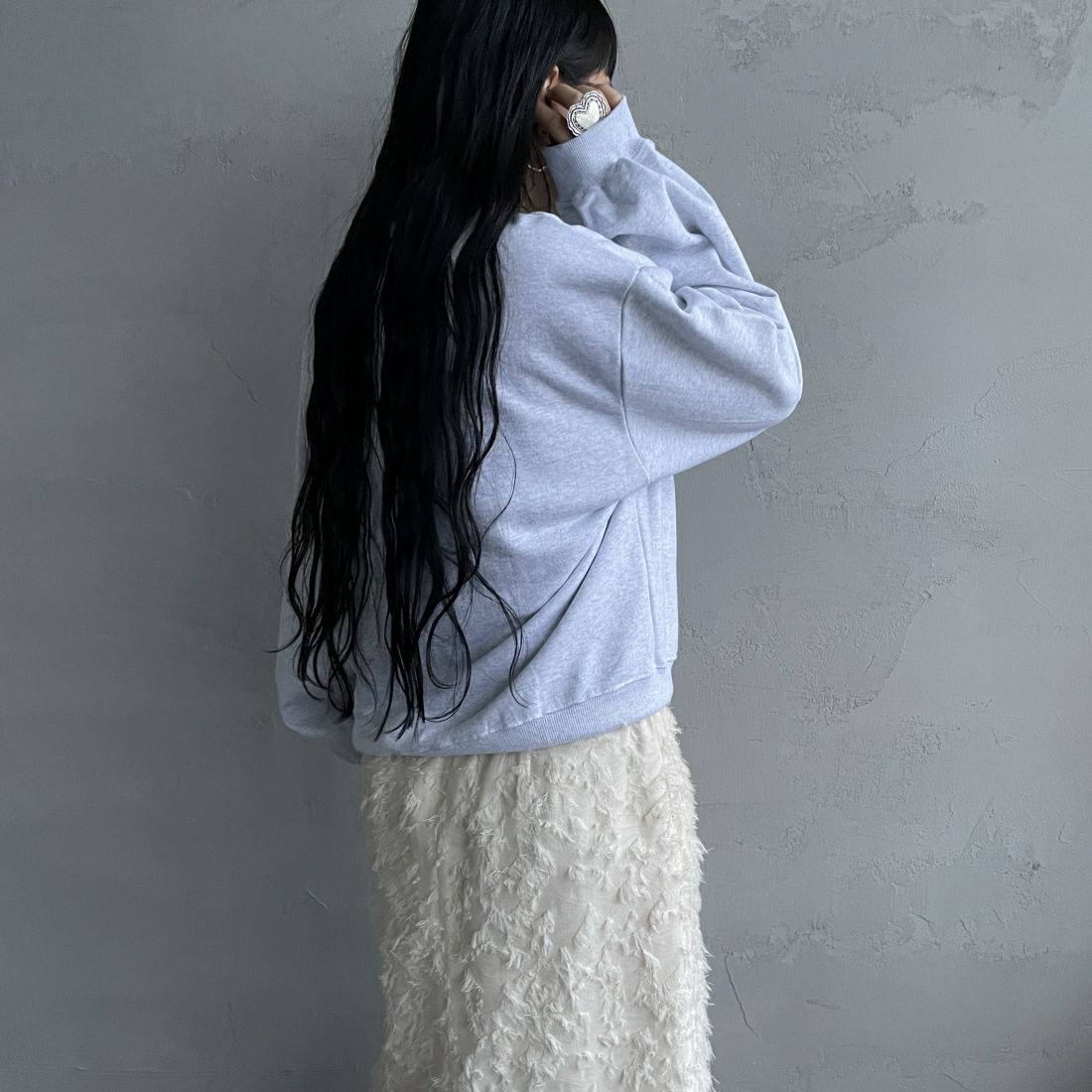 CHIGNON [シニヨン] アーチロゴスウェット [8736-626KO] L/GRAY &&モデル身長：156cm 着用サイズ：F&&