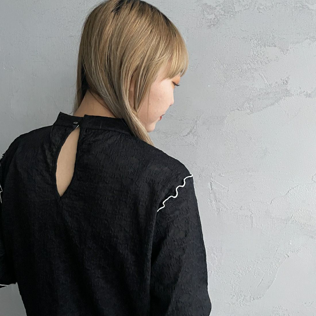 CHIGNON [シニヨン] カットレース メロープルオーバー [8636-557YE] BLACK &&モデル身長：156cm 着用サイズ：F&&