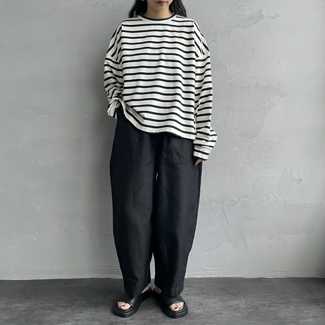 CHIGNON [シニヨン] フェイクレザー切替ボーダープルオーバー [8236-561YE] WHITE &&モデル身長：156cm 着用サイズ：F&&