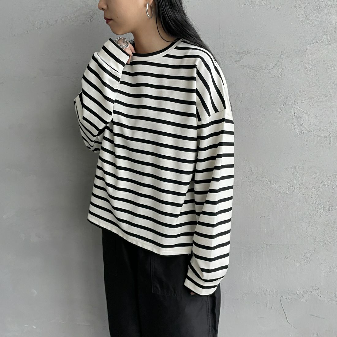 CHIGNON [シニヨン] フェイクレザー切替ボーダープルオーバー [8236-561YE] WHITE &&モデル身長：156cm 着用サイズ：F&&