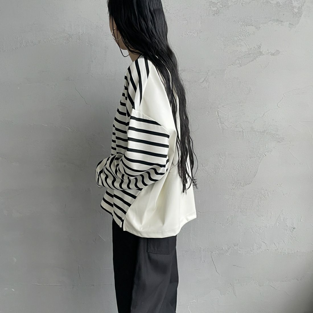 CHIGNON [シニヨン] フェイクレザー切替ボーダープルオーバー [8236-561YE] WHITE &&モデル身長：156cm 着用サイズ：F&&