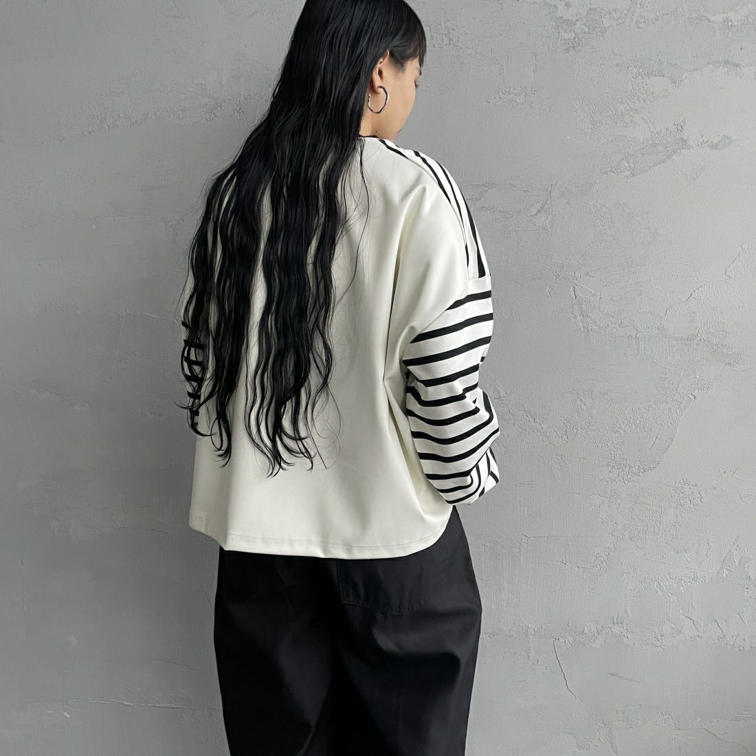 CHIGNON [シニヨン] フェイクレザー切替ボーダープルオーバー [8236-561YE] WHITE &&モデル身長：156cm 着用サイズ：F&&