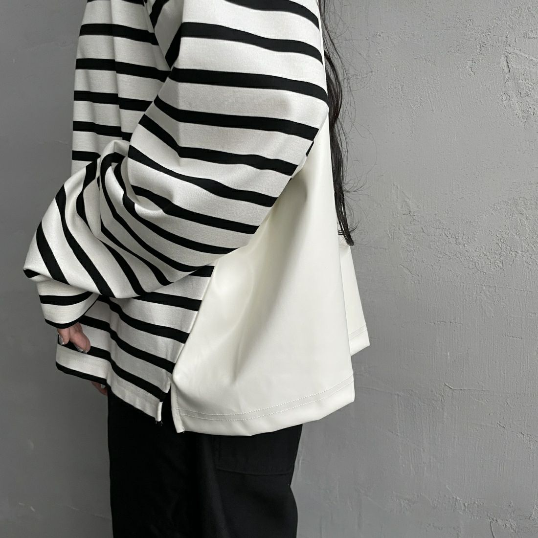 CHIGNON [シニヨン] フェイクレザー切替ボーダープルオーバー [8236-561YE] WHITE &&モデル身長：156cm 着用サイズ：F&&