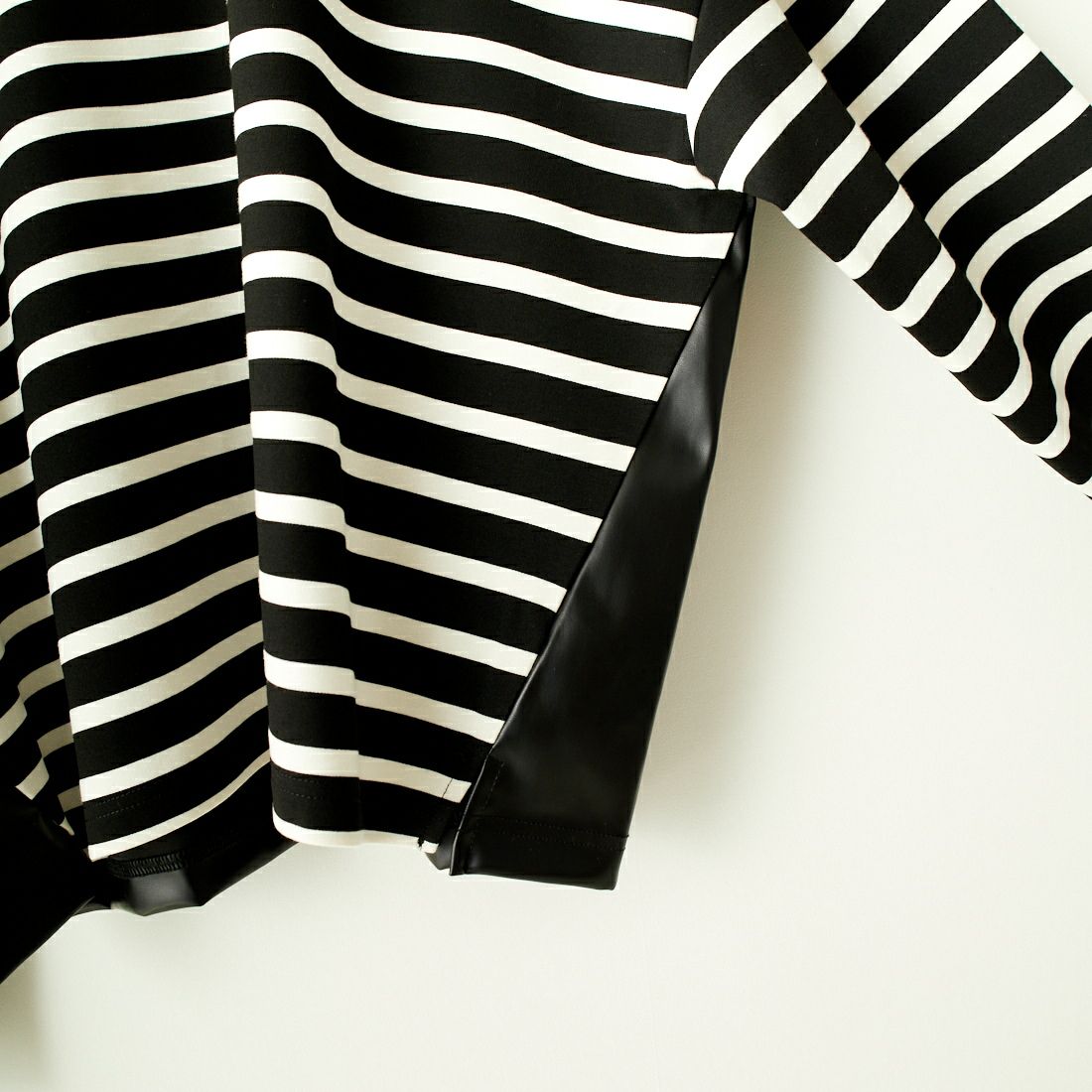 CHIGNON [シニヨン] フェイクレザー切替ボーダープルオーバー [8236-561YE] BLACK