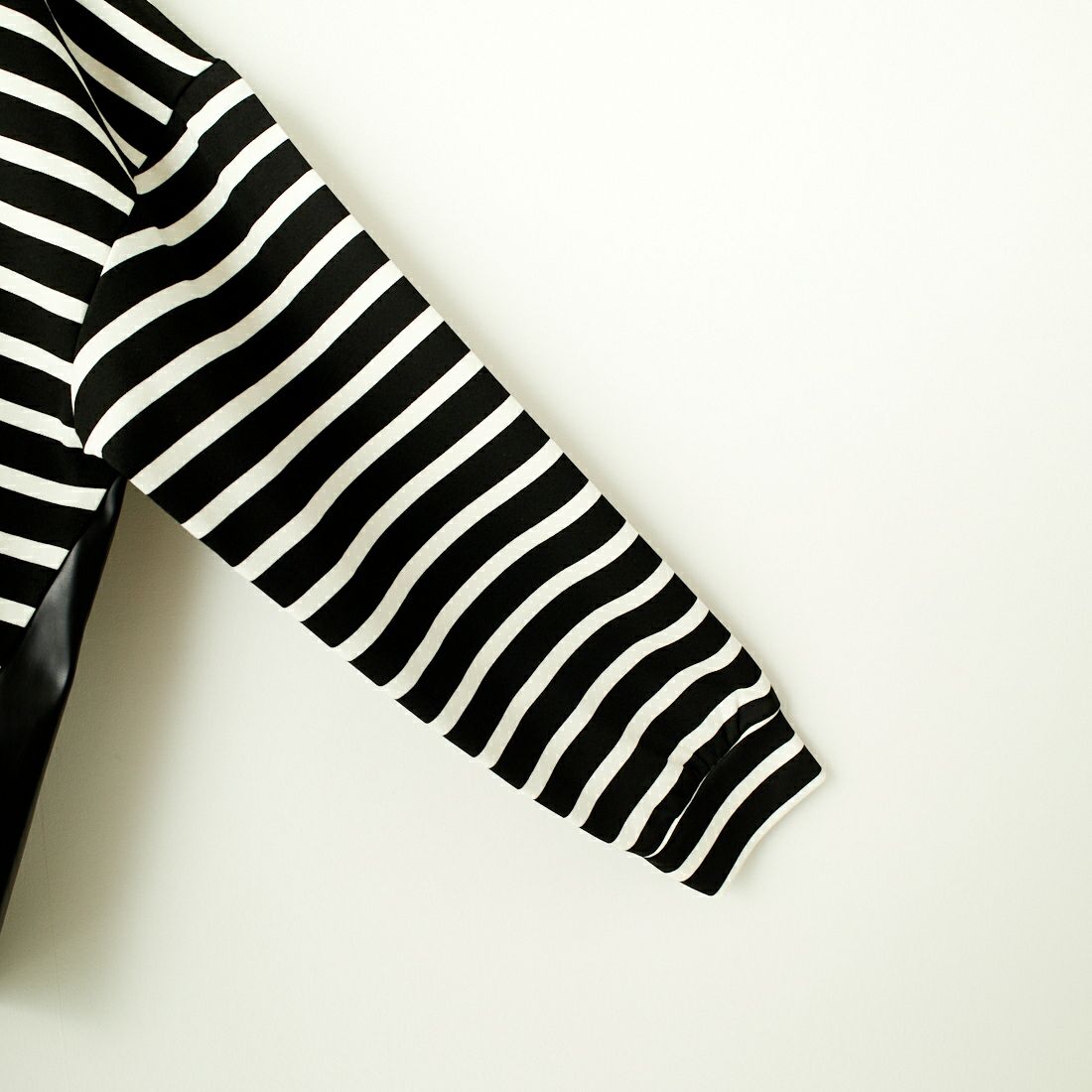 CHIGNON [シニヨン] フェイクレザー切替ボーダープルオーバー [8236-561YE] BLACK