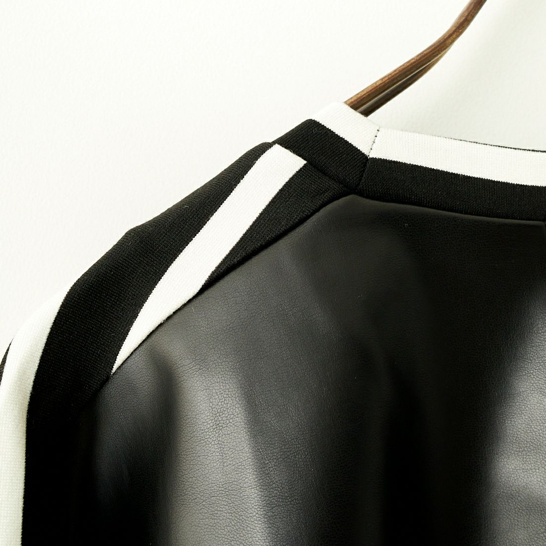 CHIGNON [シニヨン] フェイクレザー切替ボーダープルオーバー [8236-561YE] BLACK