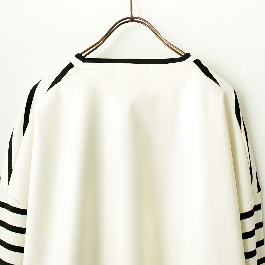 CHIGNON [シニヨン] フェイクレザー切替ボーダープルオーバー [8236-561YE] WHITE