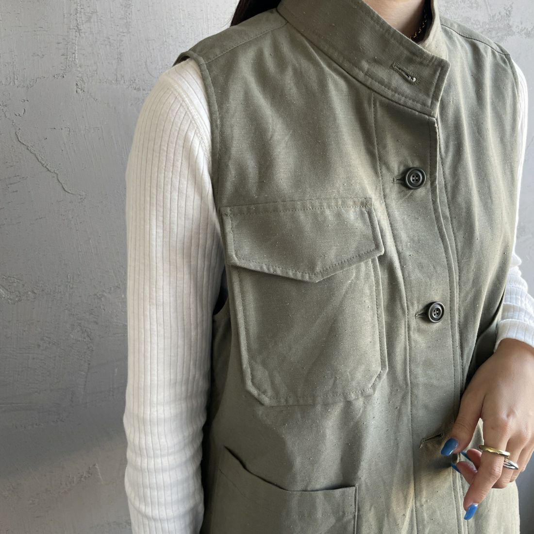 mizuiro ind [ミズイロインド] スタンドカラーワークベスト [4-230017] 24 KHAKI &&モデル身長：163cm 着用サイズ：F&&