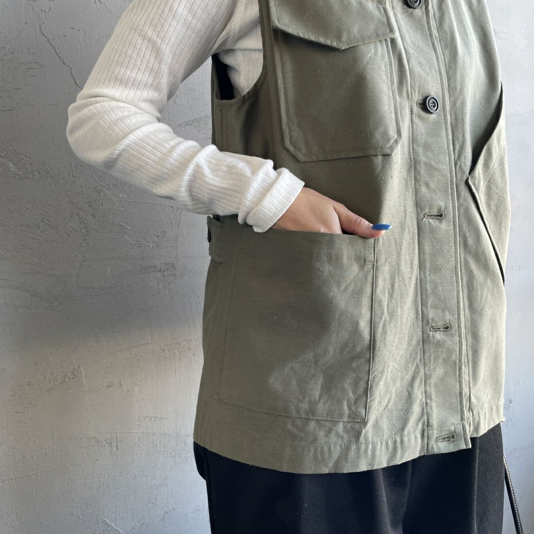 mizuiro ind [ミズイロインド] スタンドカラーワークベスト [4-230017] 24 KHAKI &&モデル身長：163cm 着用サイズ：F&&