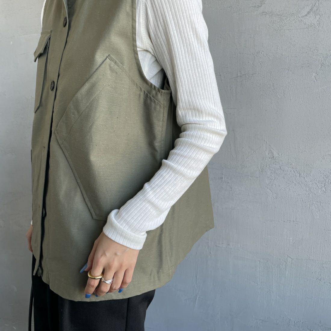 mizuiro ind [ミズイロインド] スタンドカラーワークベスト [4-230017] 24 KHAKI &&モデル身長：163cm 着用サイズ：F&&