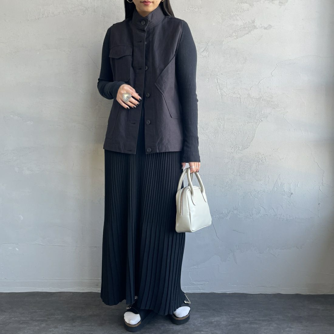 mizuiro ind [ミズイロインド] スタンドカラーワークベスト [4-230017] 99 BLACK &&モデル身長：156cm 着用サイズ：F&&