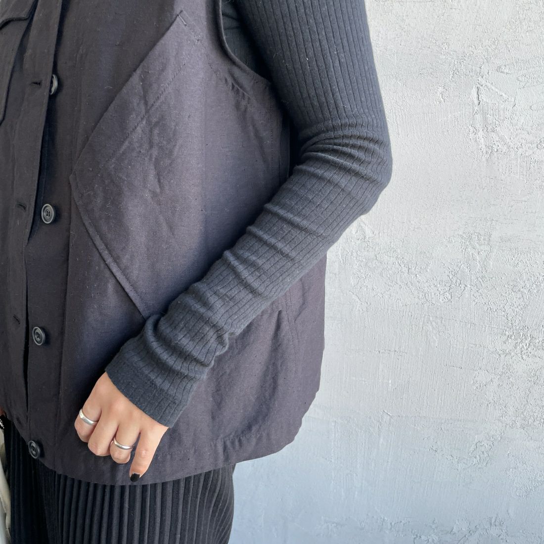 mizuiro ind [ミズイロインド] スタンドカラーワークベスト [4-230017] 99 BLACK &&モデル身長：156cm 着用サイズ：F&&