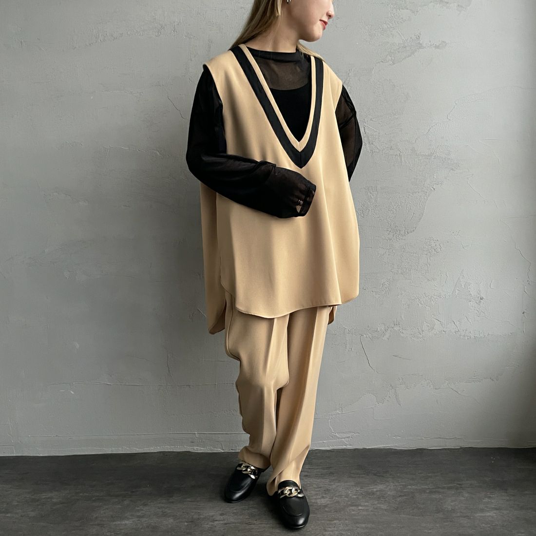 CHIGNON [シニヨン] マジックテープテーパードパンツ [3736-565PT] L/BEIGE &&モデル身長：156cm 着用サイズ：F&&