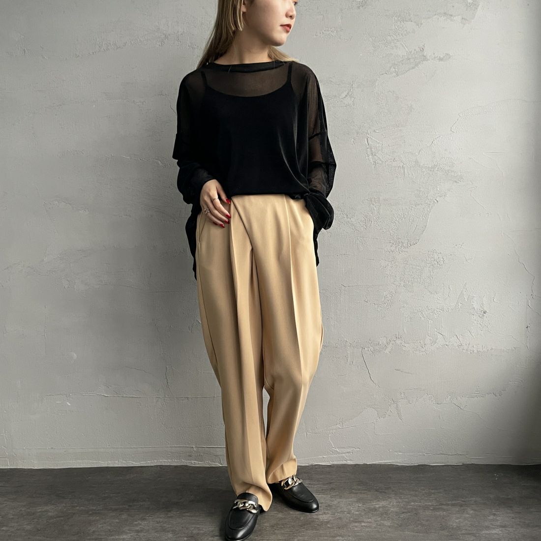 CHIGNON [シニヨン] マジックテープテーパードパンツ [3736-565PT] L/BEIGE &&モデル身長：156cm 着用サイズ：F&&