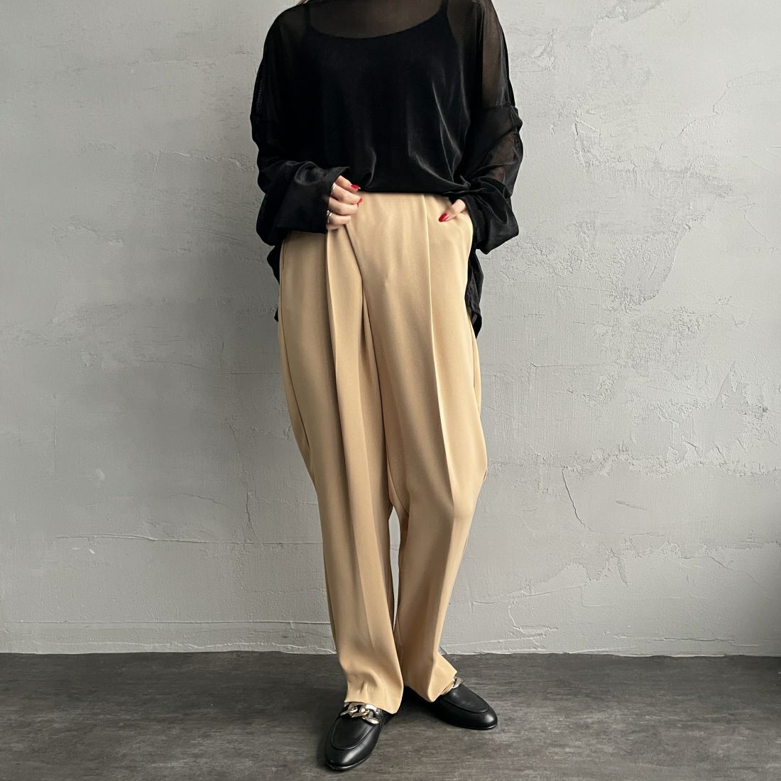 CHIGNON [シニヨン] マジックテープテーパードパンツ [3736-565PT] L/BEIGE &&モデル身長：156cm 着用サイズ：F&&