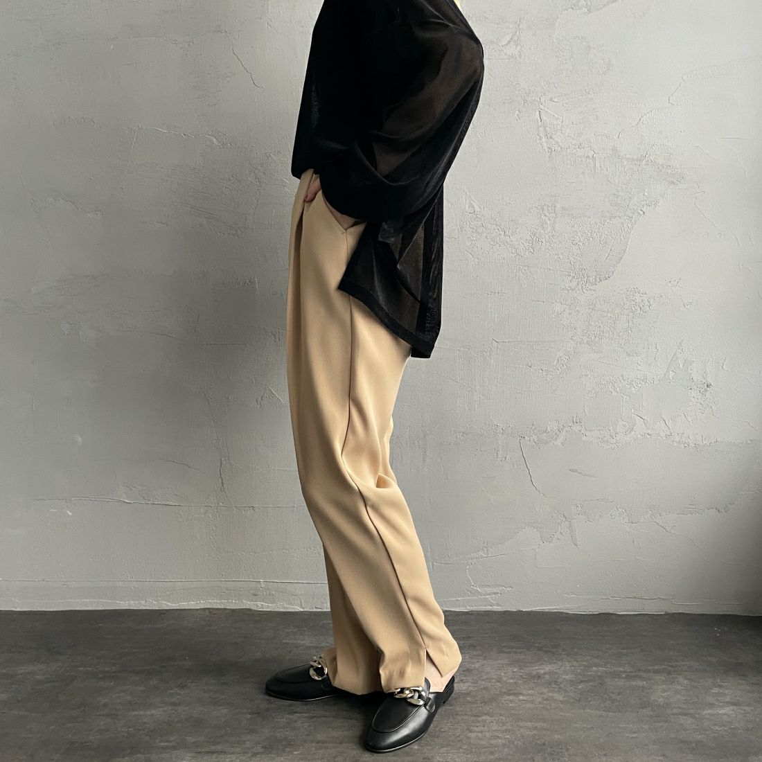 CHIGNON [シニヨン] マジックテープテーパードパンツ [3736-565PT] L/BEIGE &&モデル身長：156cm 着用サイズ：F&&