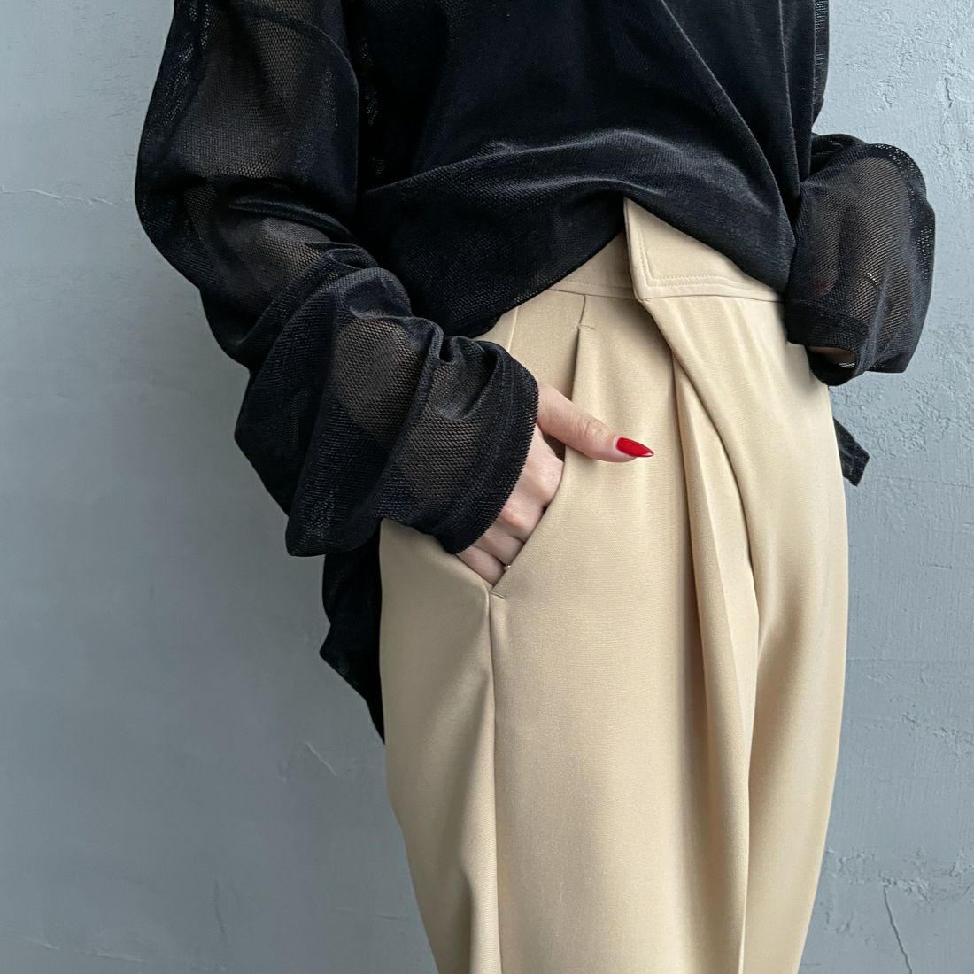 CHIGNON [シニヨン] マジックテープテーパードパンツ [3736-565PT] L/BEIGE &&モデル身長：156cm 着用サイズ：F&&