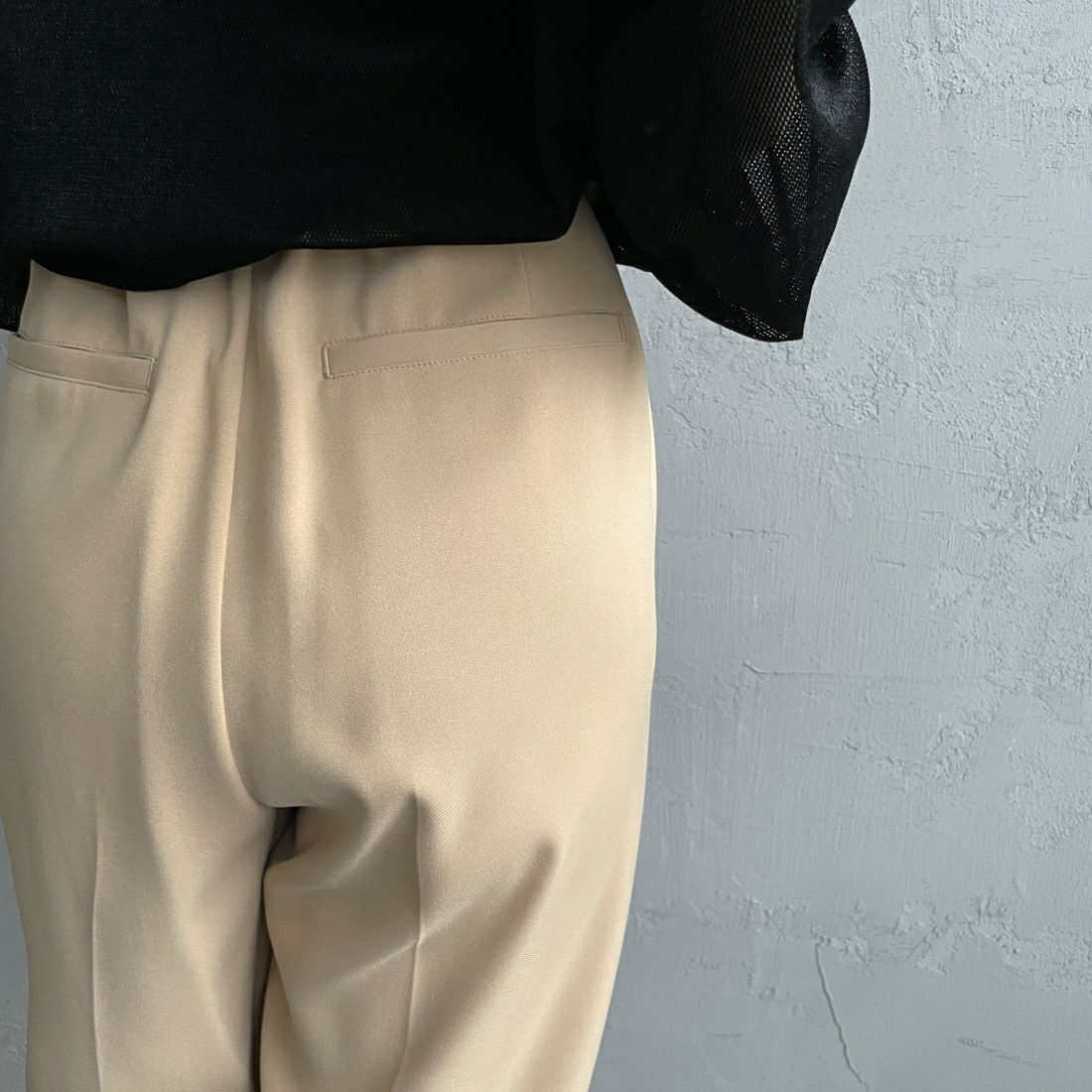 CHIGNON [シニヨン] マジックテープテーパードパンツ [3736-565PT] L/BEIGE &&モデル身長：156cm 着用サイズ：F&&