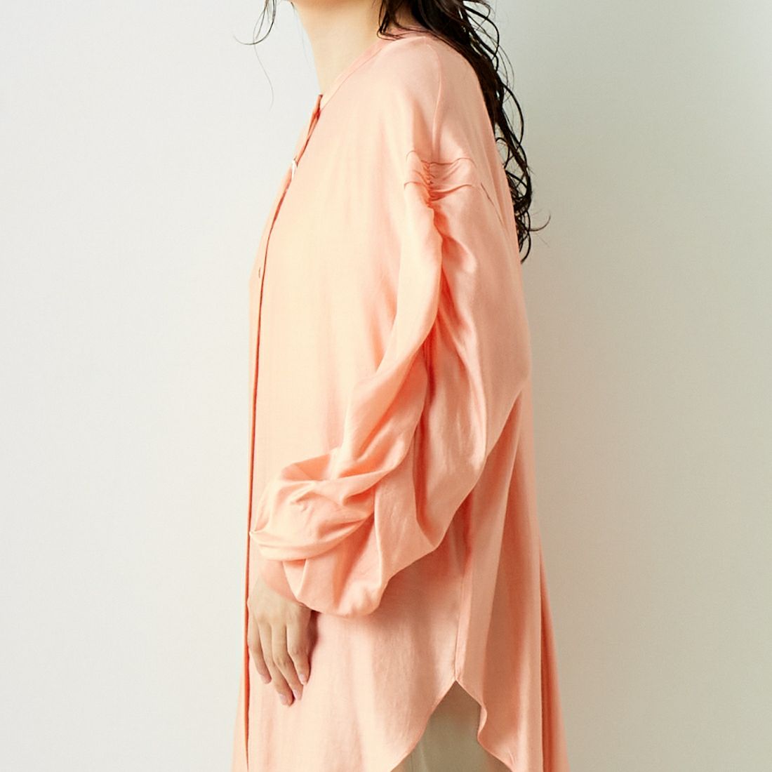 CHIGNON [シニヨン] シャーリングスリーブシャツ [1636-593JS] ORANGE &&モデル身長：167cm 着用サイズ：F&&