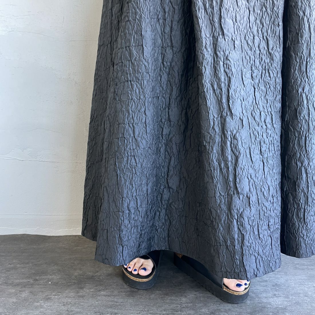 USINE [ユジーヌ] ジャガード織 タックギャザーフレアスカート [2410501] BLACK &&モデル身長：156cm 着用サイズ：F&&