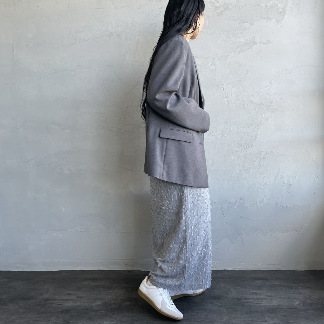 By/m [バイエム] ジャガードフリンジ フェザーナローロングスカート [23142061] 07 GRAY &&モデル身長：156cm 着用サイズ：F&&