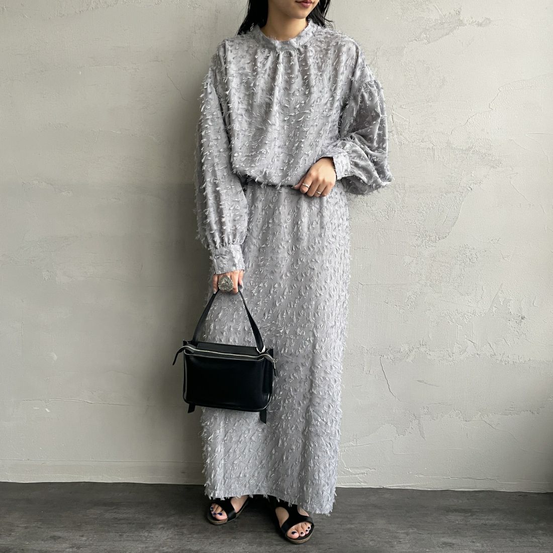 By/m [バイエム] ジャガードフリンジ フェザーナローロングスカート [23142061] 07 GRAY &&モデル身長：156cm 着用サイズ：F&&