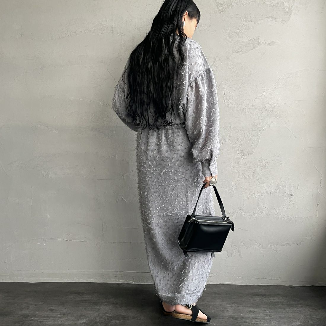 By/m [バイエム] ジャガードフリンジ フェザーナローロングスカート [23142061] 07 GRAY &&モデル身長：156cm 着用サイズ：F&&