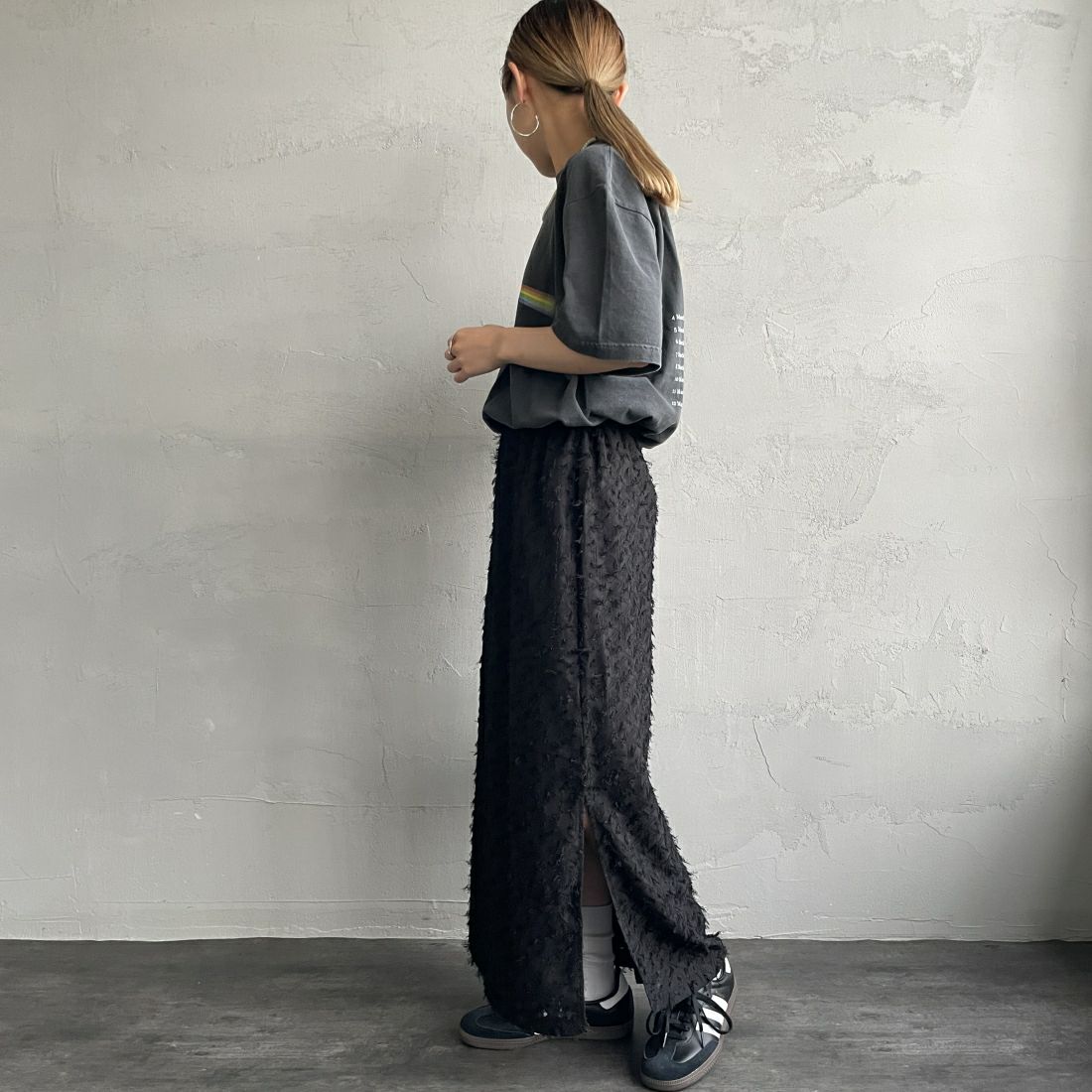 By/m [バイエム] ジャガードフリンジ フェザーナローロングスカート [23142061] 09 BLACK &&モデル身長：156cm 着用サイズ：F&&