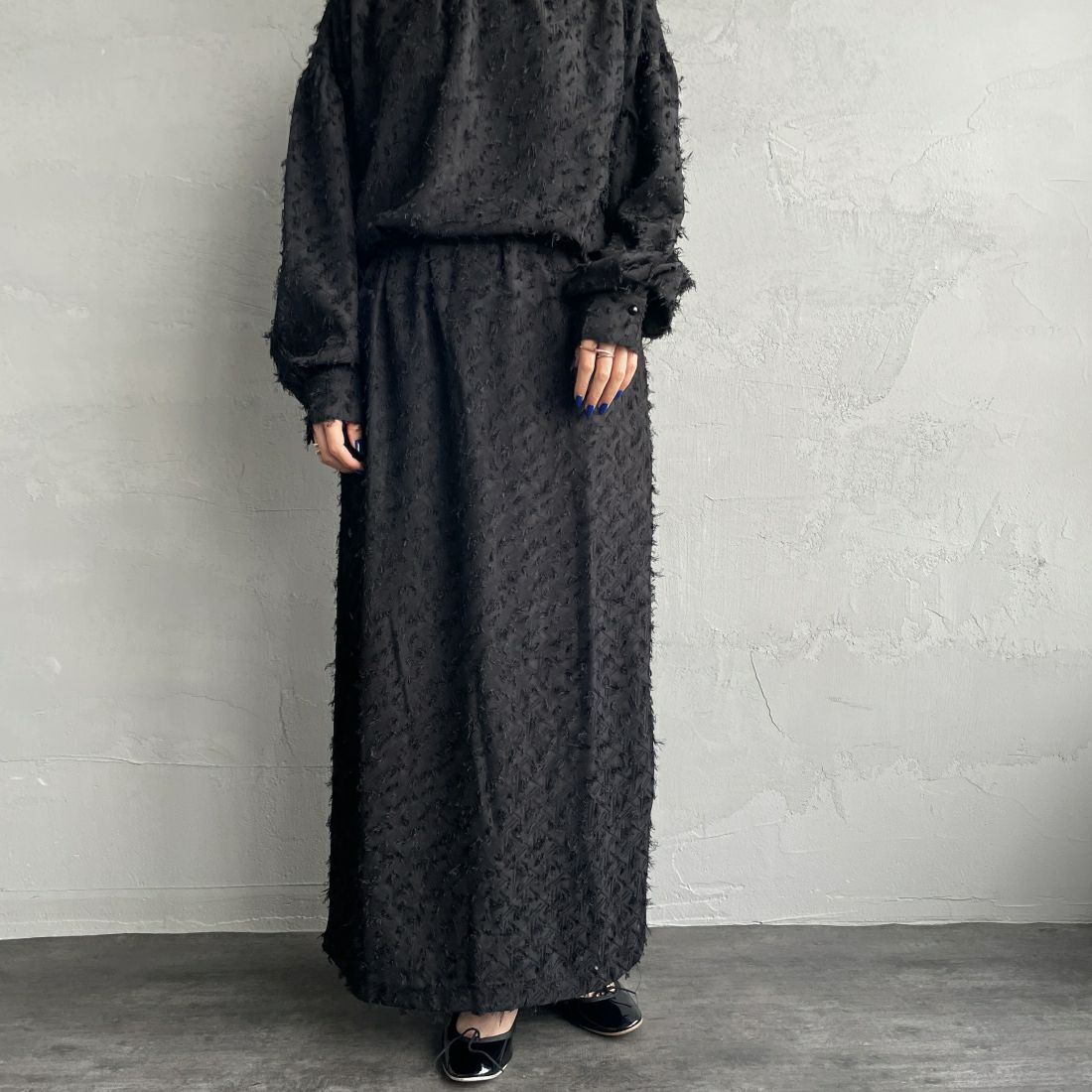 By/m [バイエム] ジャガードフリンジ フェザーナローロングスカート [23142061] 09 BLACK &&モデル身長：156cm 着用サイズ：F&&