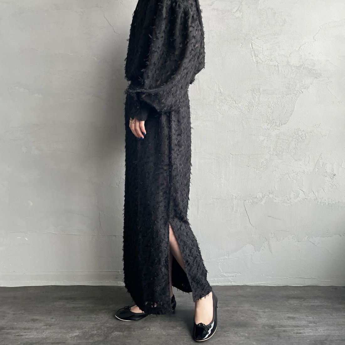 By/m [バイエム] ジャガードフリンジ フェザーナローロングスカート [23142061] 09 BLACK &&モデル身長：156cm 着用サイズ：F&&