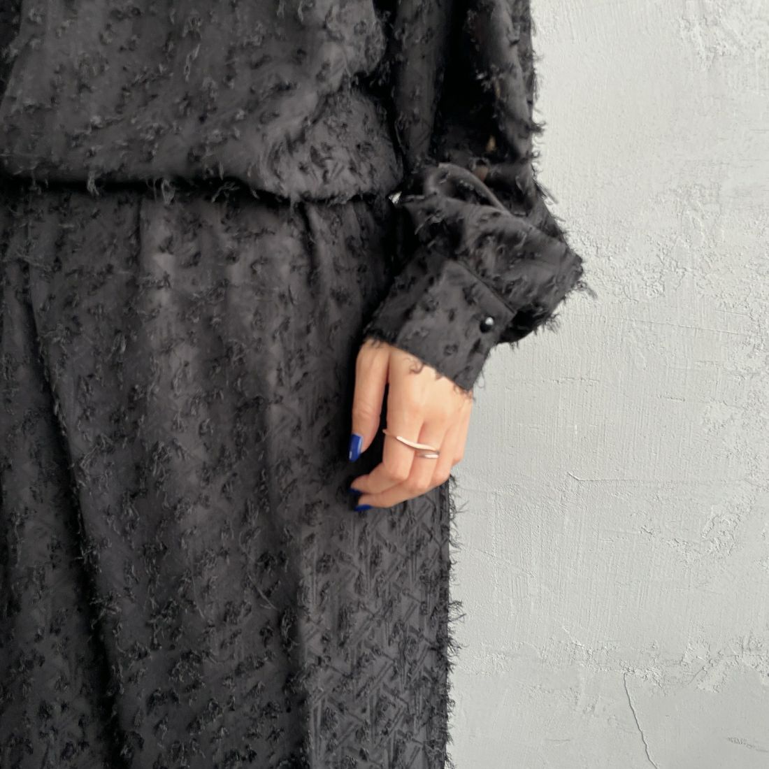 By/m [バイエム] ジャガードフリンジ フェザーナローロングスカート [23142061] 09 BLACK &&モデル身長：156cm 着用サイズ：F&&