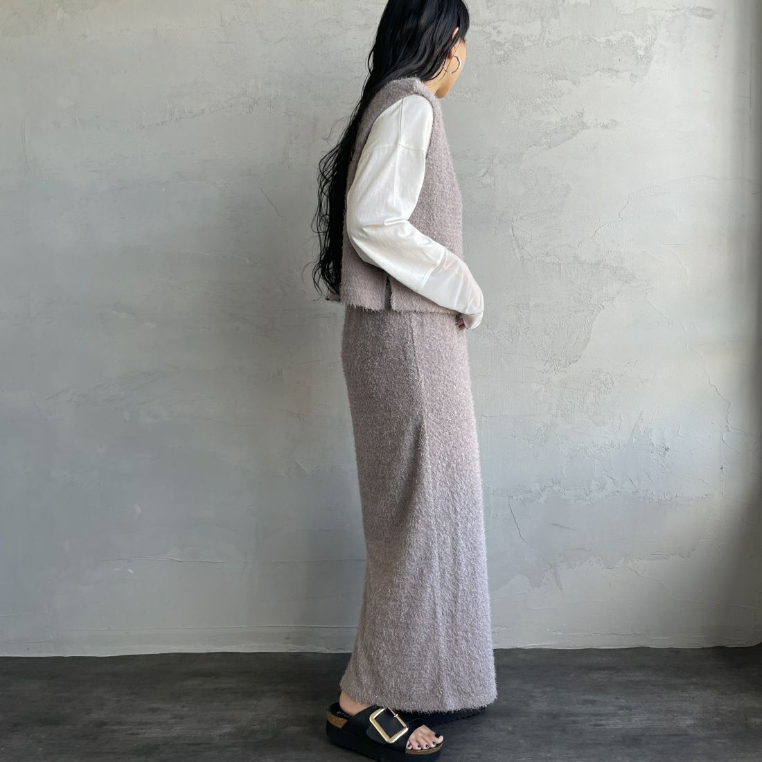 By/m [バイエム] フェザーフリンジ ナローロングスカート [23142066] 07 GRAY &&モデル身長：156cm 着用サイズ：F&&