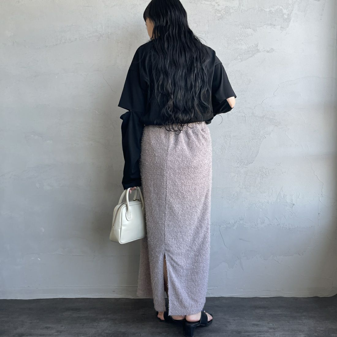 By/m [バイエム] フェザーフリンジ ナローロングスカート [23142066] 07 GRAY &&モデル身長：156cm 着用サイズ：F&&