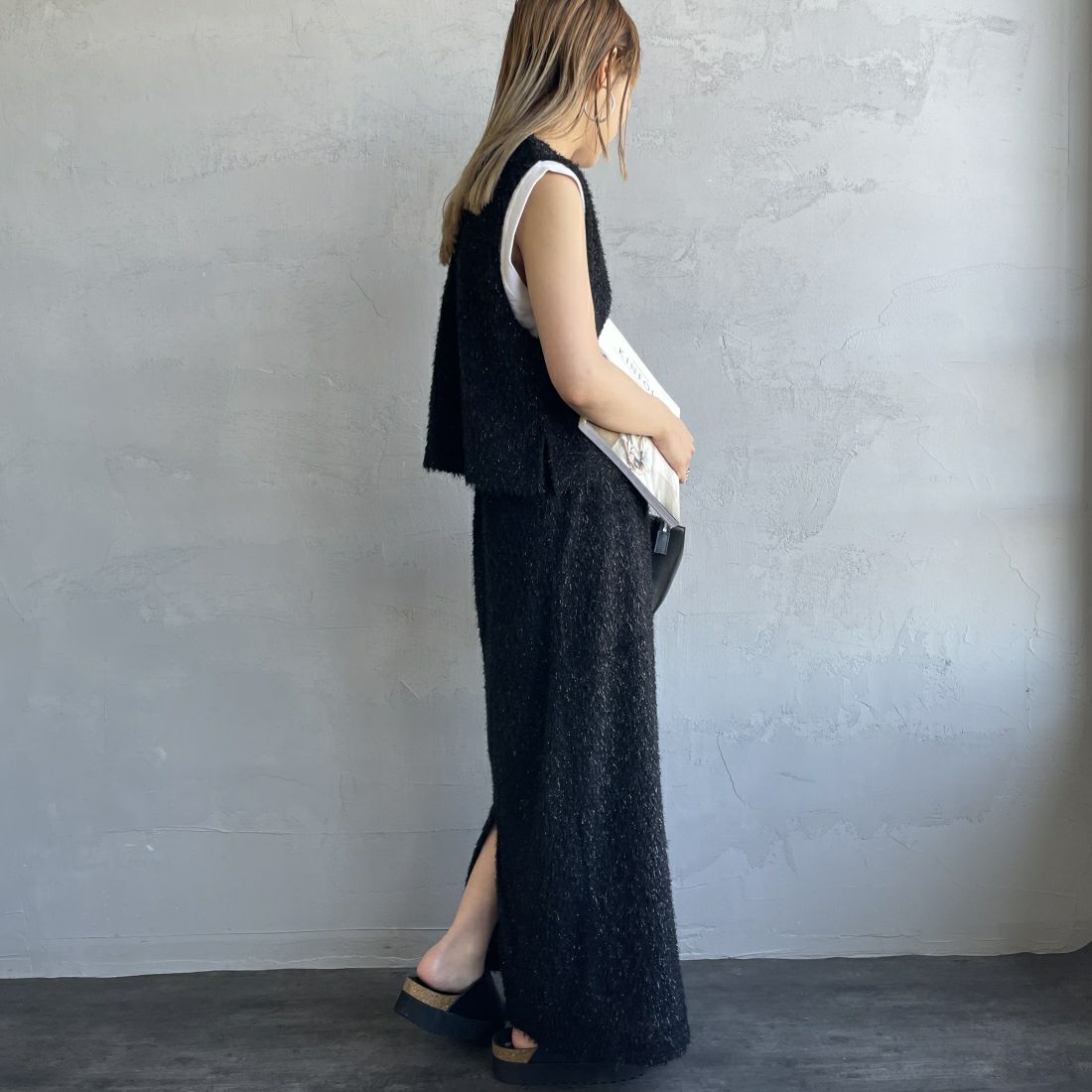 By/m [バイエム] フェザーフリンジ ナローロングスカート [23142066] 09 BLACK &&モデル身長：156cm 着用サイズ：F&&