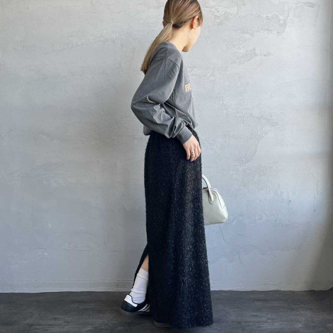 By/m [バイエム] フェザーフリンジ ナローロングスカート [23142066] 09 BLACK &&モデル身長：156cm 着用サイズ：F&&