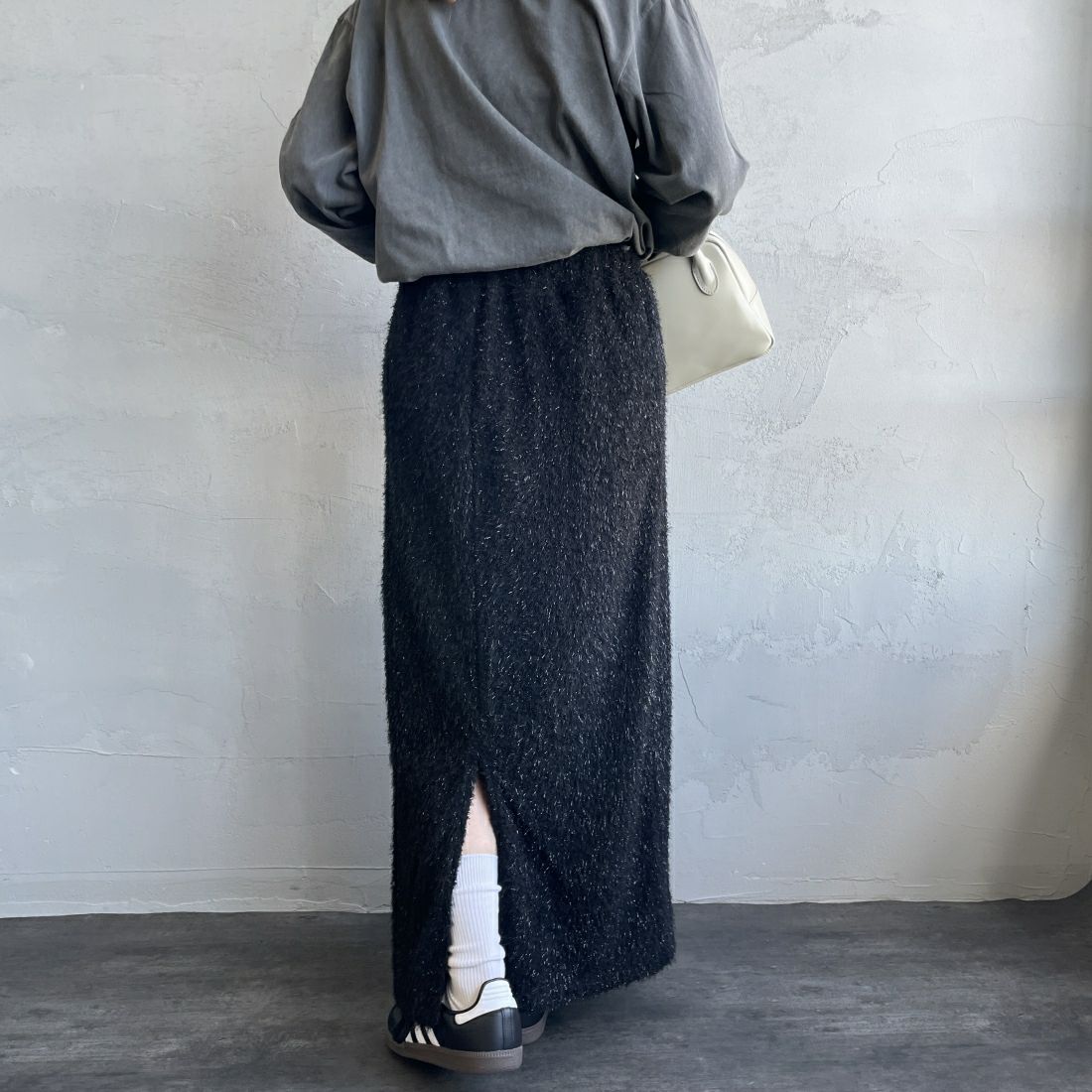 By/m [バイエム] フェザーフリンジ ナローロングスカート [23142066] 09 BLACK &&モデル身長：156cm 着用サイズ：F&&