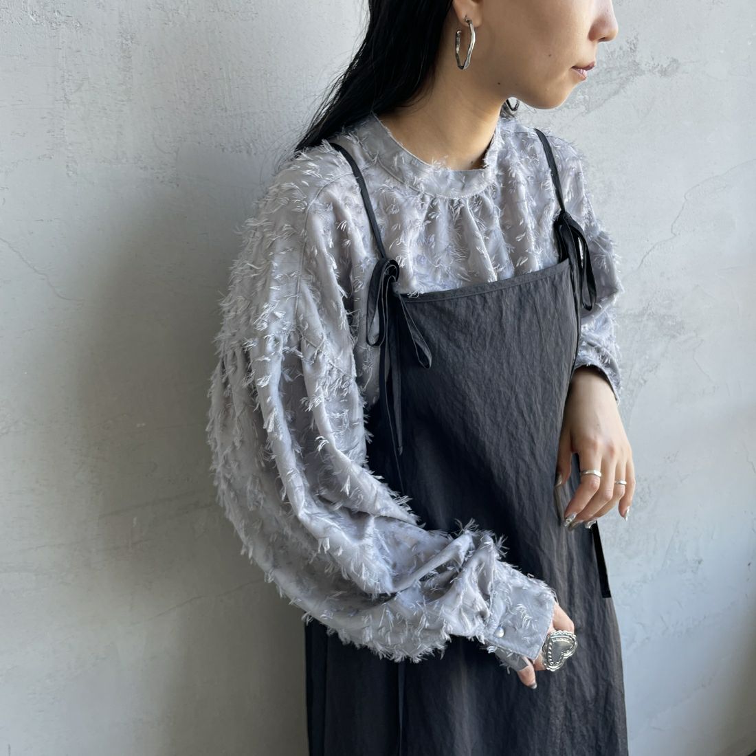 By/m [バイエム] ジャガードフリンジ フェザーブラウス [23142060] 07 GRAY &&モデル身長：156cm 着用サイズ：F&&
