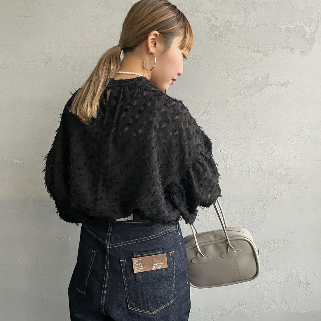 By/m [バイエム] ジャガードフリンジ フェザーブラウス [23142060] 09 BLACK &&モデル身長：156cm 着用サイズ：F&&