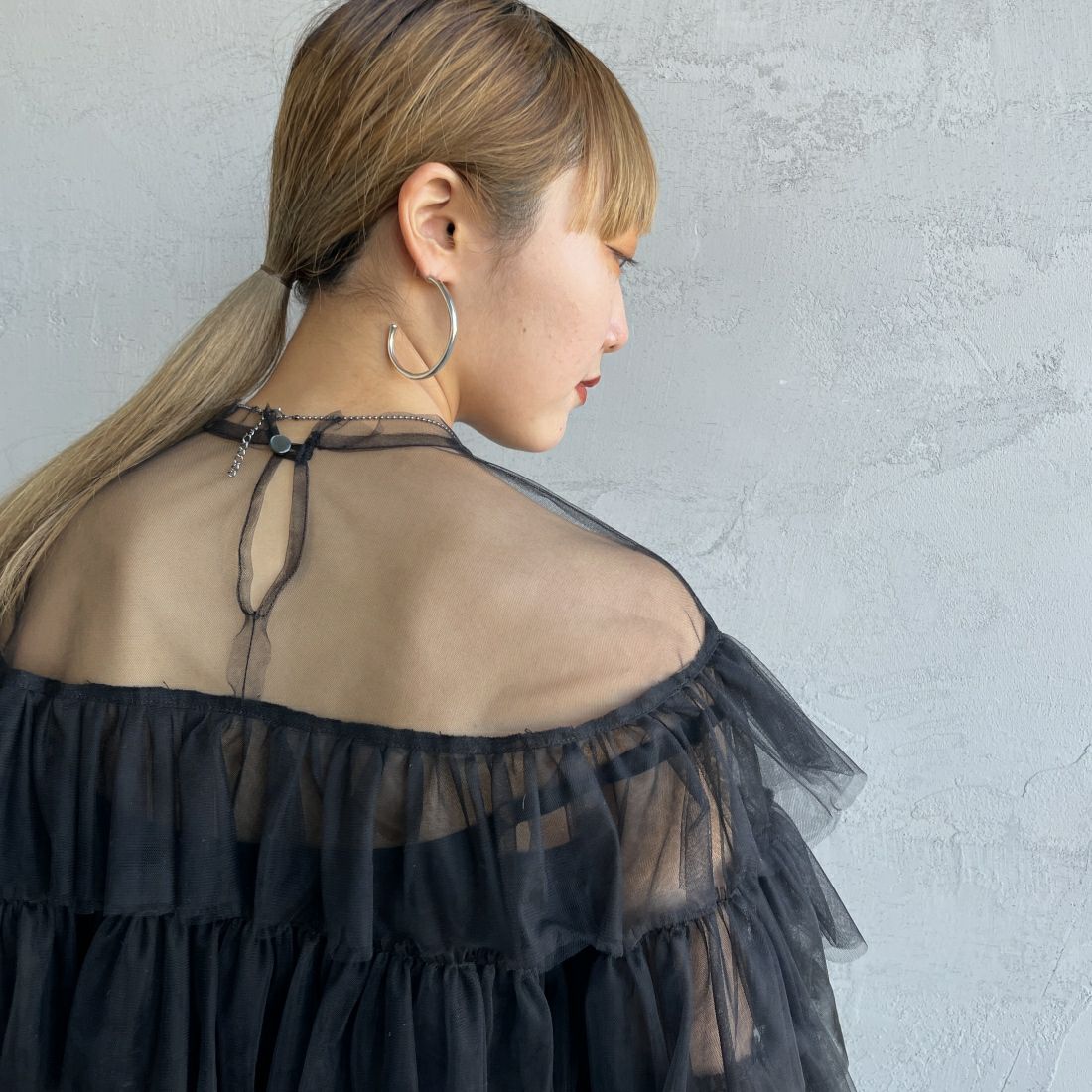 USINE [ユジーヌ] 袖フリル チュールシアーブラウス [2410603] BLACK &&モデル身長：156cm 着用サイズ：F&&