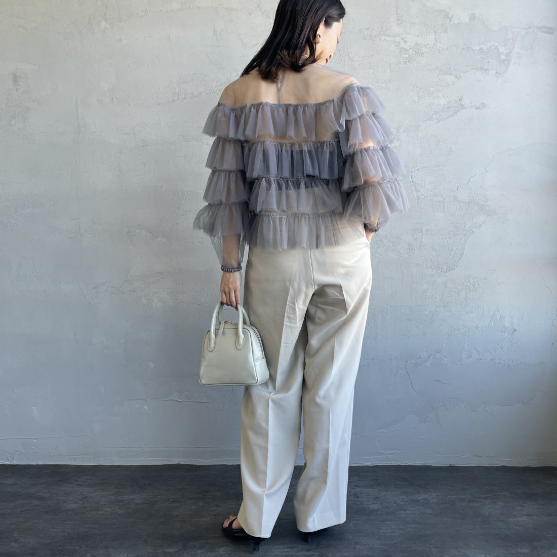 USINE [ユジーヌ] 袖フリル チュールシアーブラウス [2410603] GRAY &&モデル身長：163cm 着用サイズ：F&&