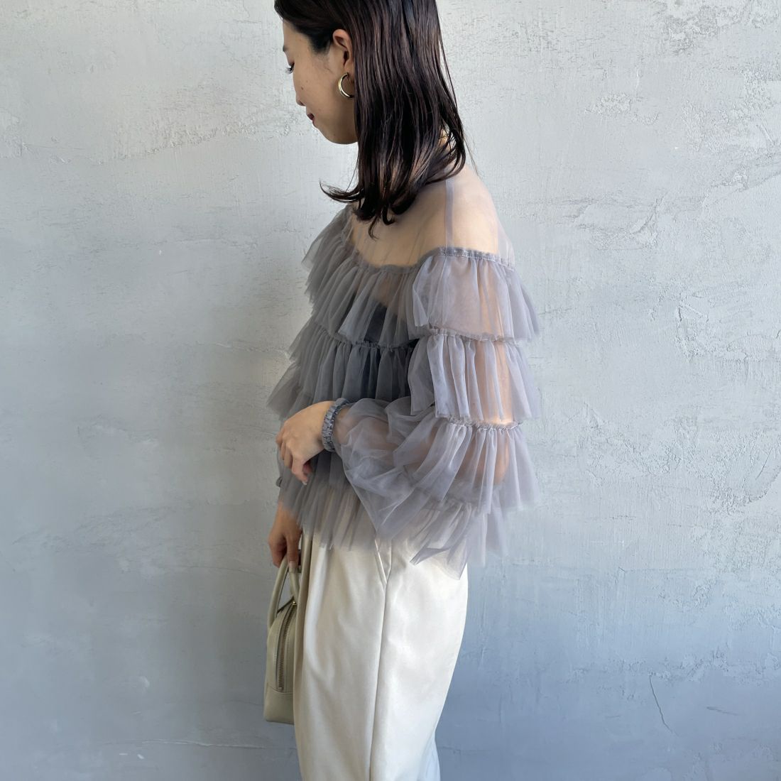 USINE [ユジーヌ] 袖フリル チュールシアーブラウス [2410603] GRAY &&モデル身長：163cm 着用サイズ：F&&