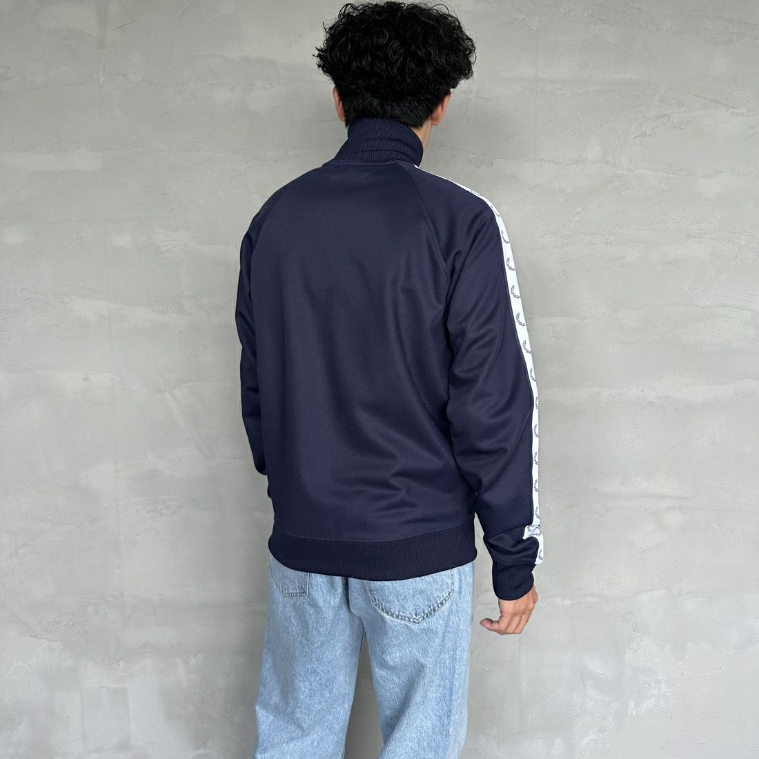 FRED PERRY [フレッドペリー] トラックジャケット [J4620] 885 CARBON &&モデル身長：168cm 着用サイズ：M&&