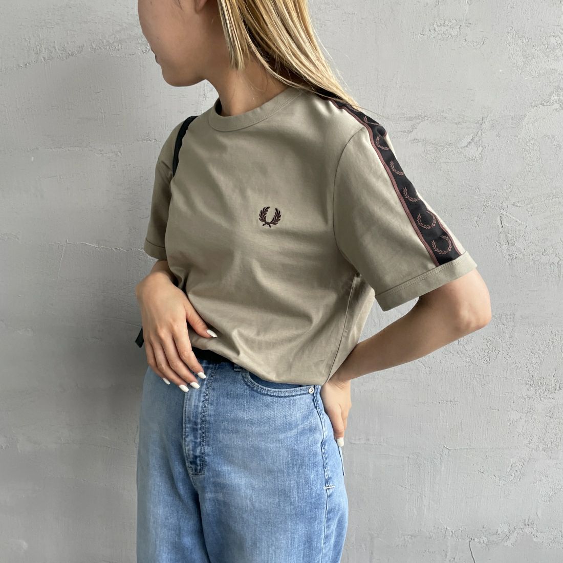 FRED PERRY [フレッドペリー] コントラストテープ リンガーTシャツ [M4613] U84 WARM G &&モデル身長：156cm 着用サイズ：S&&