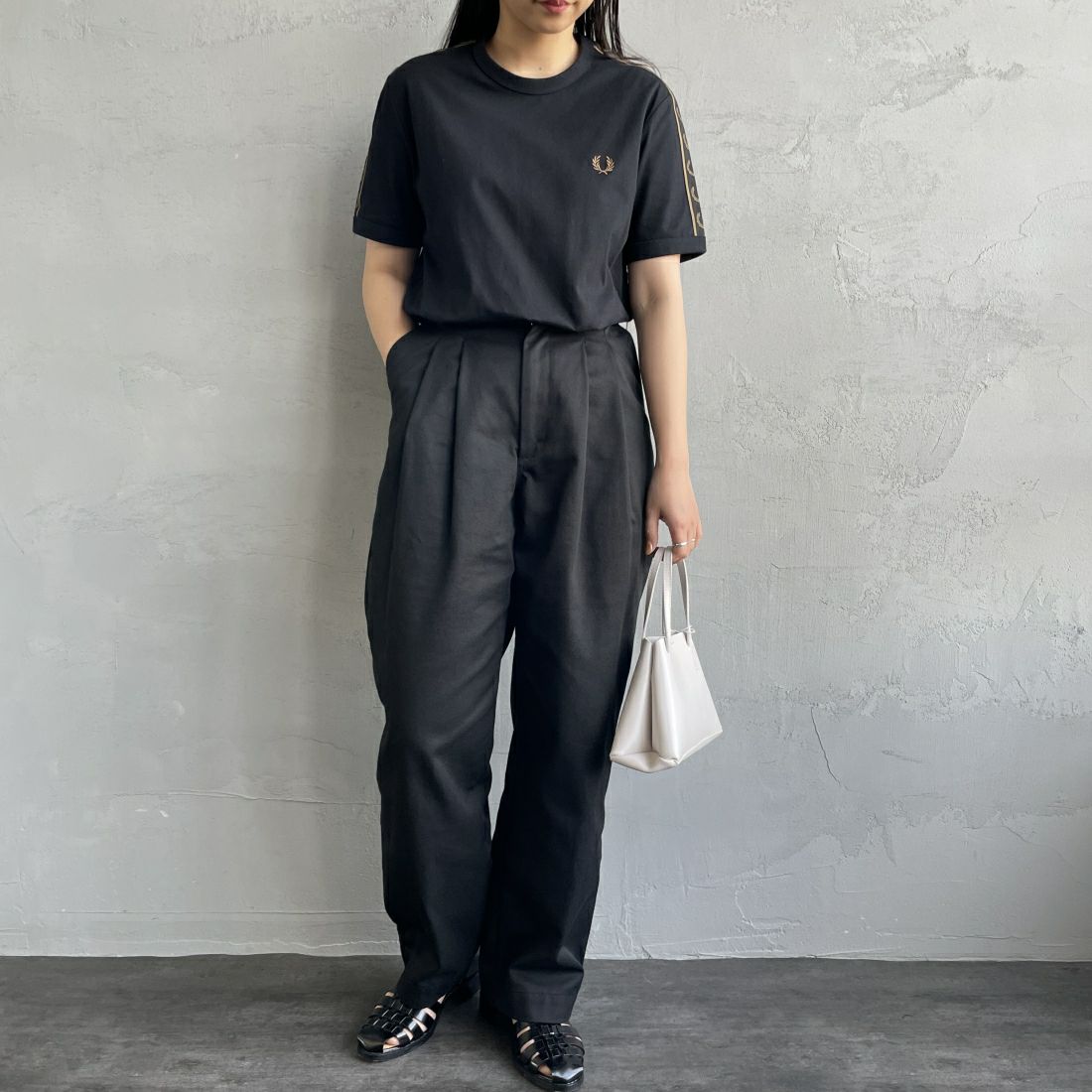 FRED PERRY [フレッドペリー] コントラストテープ リンガーTシャツ [M4613] U78 BLACK &&モデル身長：156cm 着用サイズ：S&&